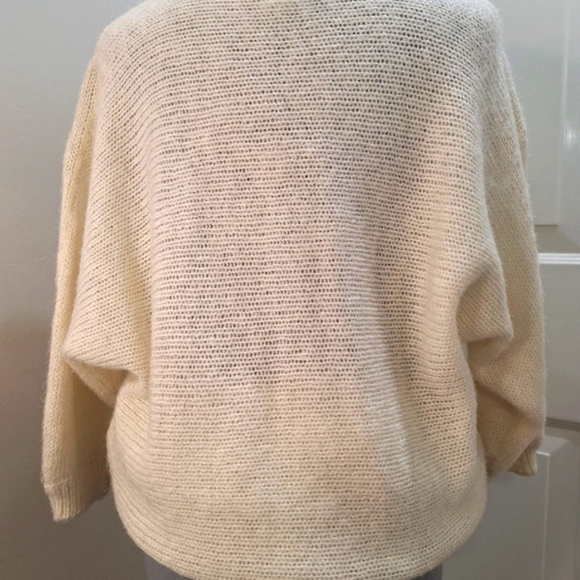 Exclusive Exports Off White V- Neck Sweater W/ flowers.      Size XL - Picture 6 of 7